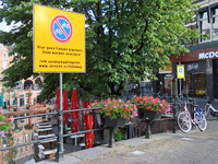 850263 Afbeelding van een waarschuwingsbord 'Hier geen fietsen plaatsen i.v.m de coronacrisis', op de Bakkerbrug over ...